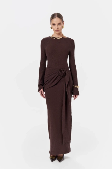 Sheila - Damska Sukienka brązowa dzianinowa z długim rozkloszowanym rękawem maxi 'Matilde'