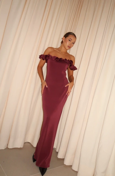 Sheila - Damska Sukienka śliwkowa dzianinowa z falbanką maxi 'Hazier'