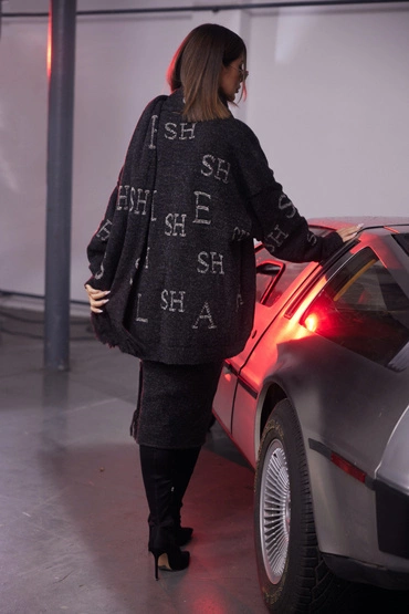 Sheila - Damski Sweter szary/antracyt z literami 'Tell Laura'