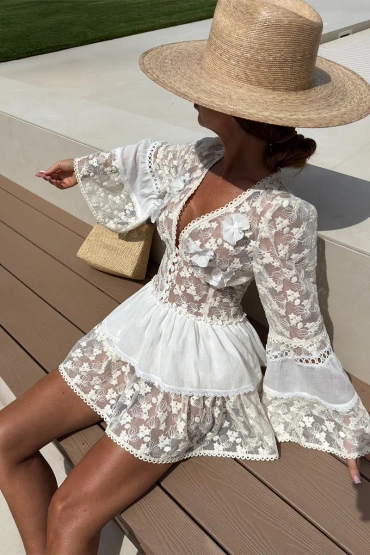Sheila - Damska Sukienka kremowa z koronkowymi taśmami mini 'Rea'