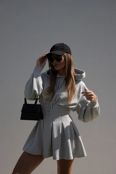 Sheila - Damska Sukienka sportowa szara z kapturem taliowana dresowa 'Dewi'