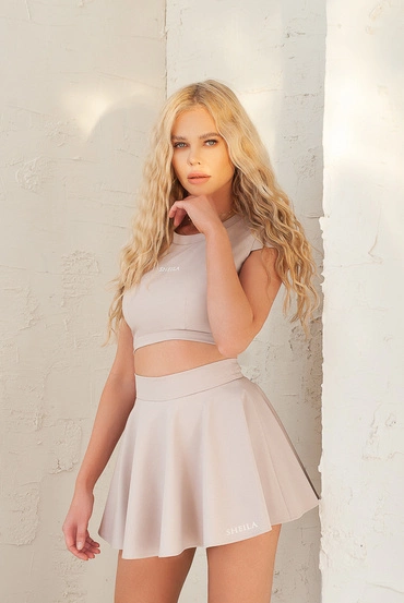 Sheila - Women's beige tennis suit with 'Valeria' logo embroidery