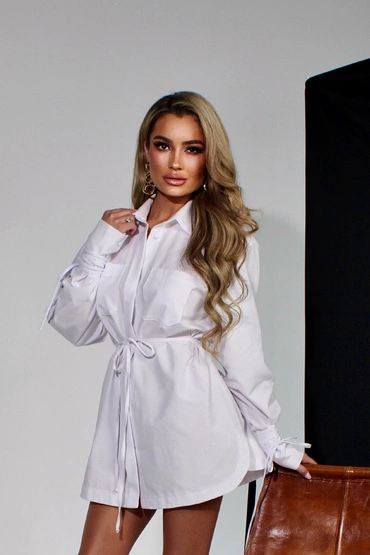 Sheila - Women's white long-cut shirt with 'Gizem' ties